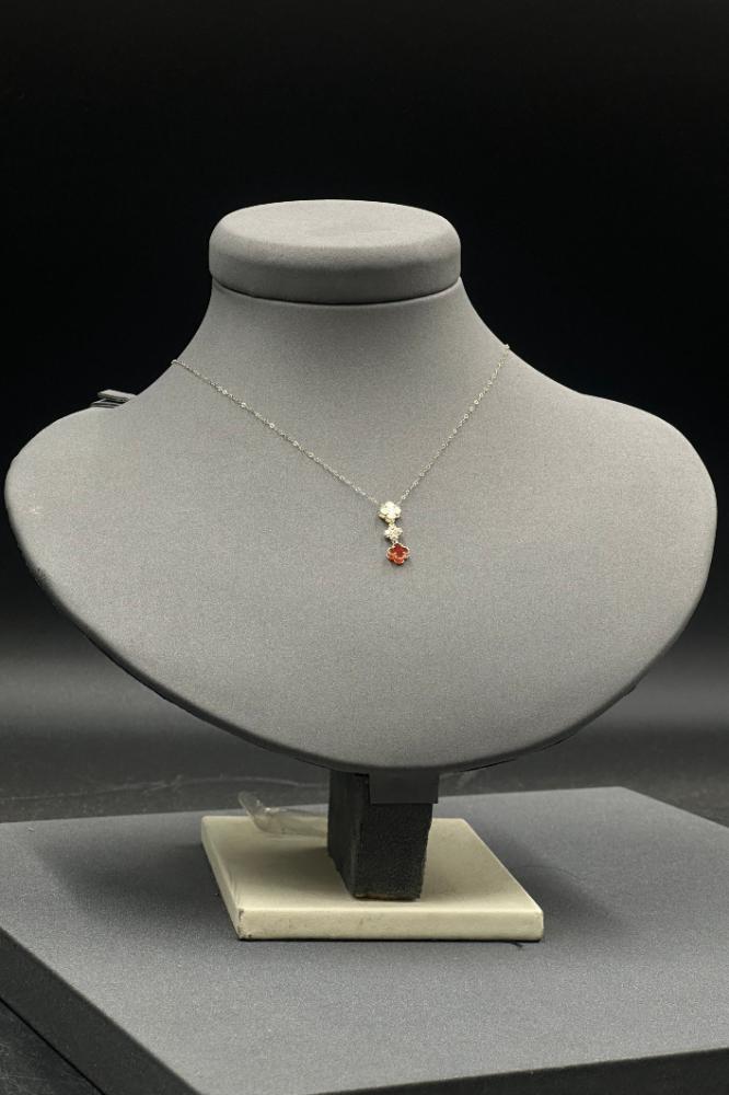 عقد وردتين لون احمر ذهب تصميم الماس