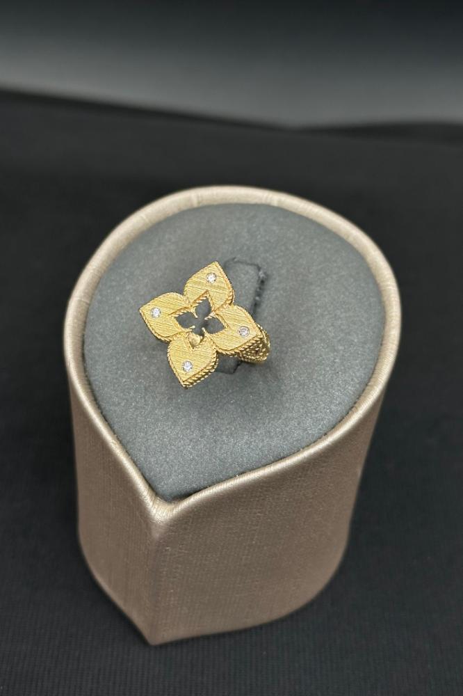 خاتم وردة ذهب تصميم الماس عيار 18 وزن من 2.8 الى 2.9 جرام