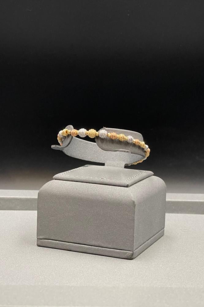 تالقى مع اسوارة كور ذهب عيار 18 صافي بتصميم الماس بوزن 8,1 جرام