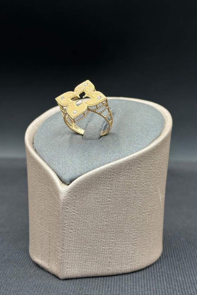 خاتم وردة ذهب تصميم الماس عيار 18 وزن من 2.8 الى 2.9 جرام