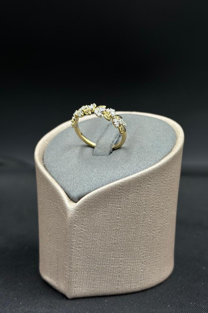 خاتم الماس وزن الذهب : 2.98 جرام وزن الألماس : 0.38 قيراط