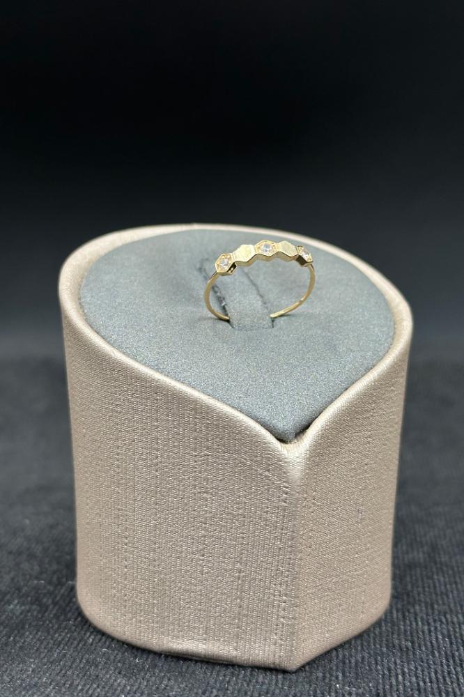 خاتم خلية ذهب تصميم الماس عيار 18 وزن من 0.7 الى 0.8 جرام