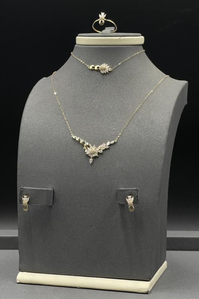 طقم ذهب عيار 18 تصميم الماس بوزن 3,5 جرام - تألقى دائما