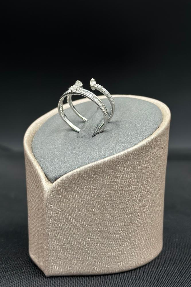 خاتم الماس وزن الذهب : 3.14 جرام وزن الألماس : 0.71 قيراط