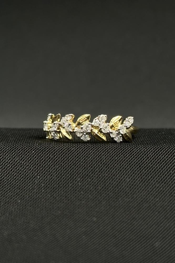 خاتم الماس وزن الذهب : 2.98 جرام وزن الألماس : 0.38 قيراط