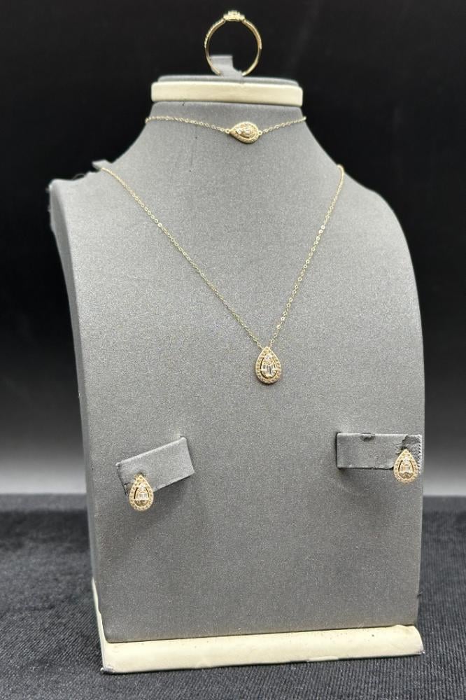 طقم دمعة ذهب انيق بتصميم الماس عيار 18 وزن من 2.8 الى 2.9 جرام