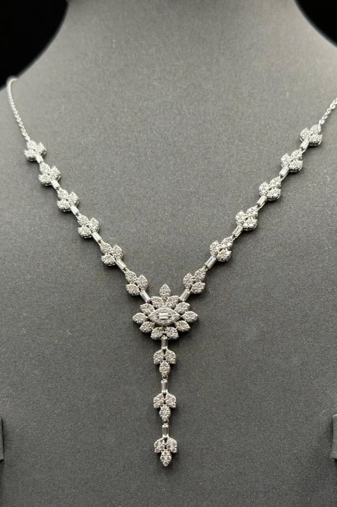 طقم ذهب ابيض تصميم الماس عيار 18 وزن 16 جرام لاطلالة فريدة