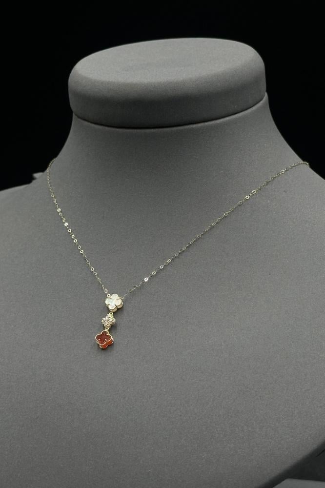 عقد وردتين لون احمر ذهب تصميم الماس