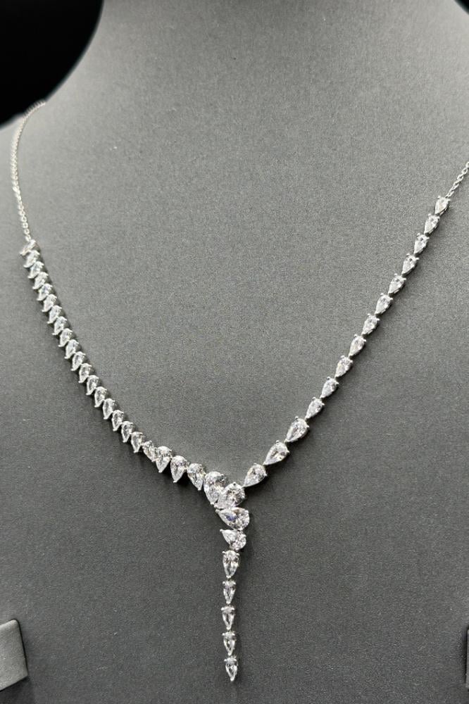 طقم دمعات ذهب ابيض فاخر بتصميم الماس عيار 18 وزن 14 جرام