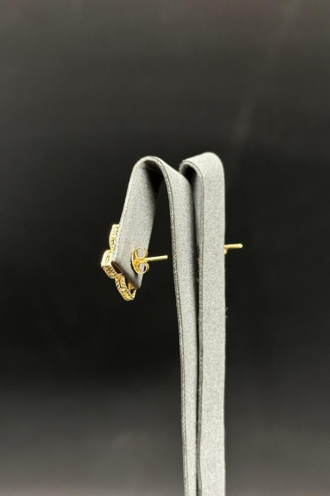 حلق وردة - حجم وسط - ذهب تصميم الماس وزن من 3.3 الى 3.4 جرام ناعم