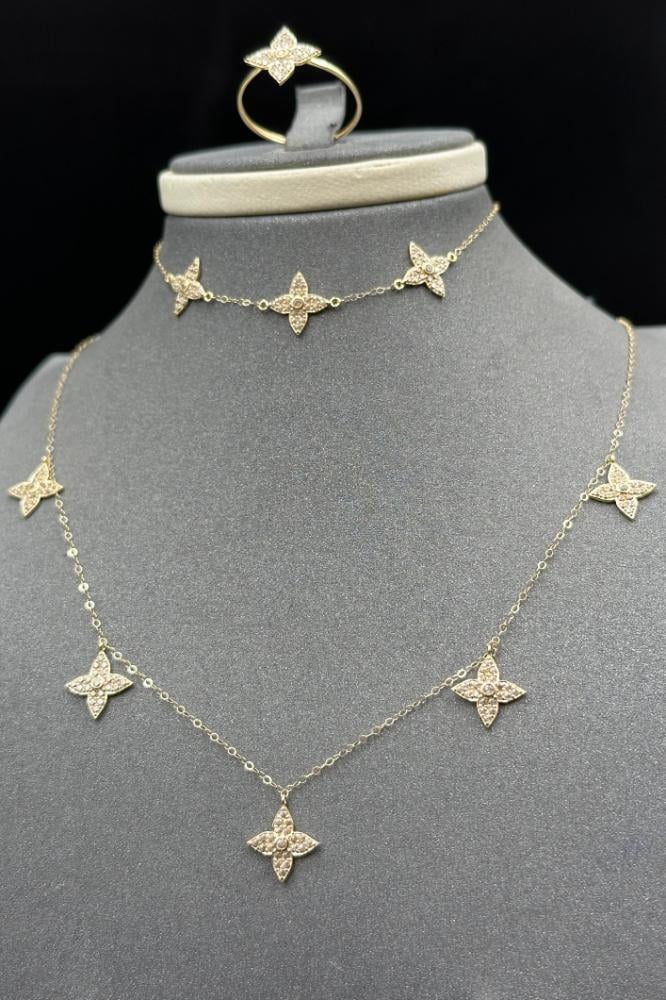 طقم نجمة ذهب تصميم الماس عيار 18 وزن من 3.6 الى 3.7 جرام جذاب