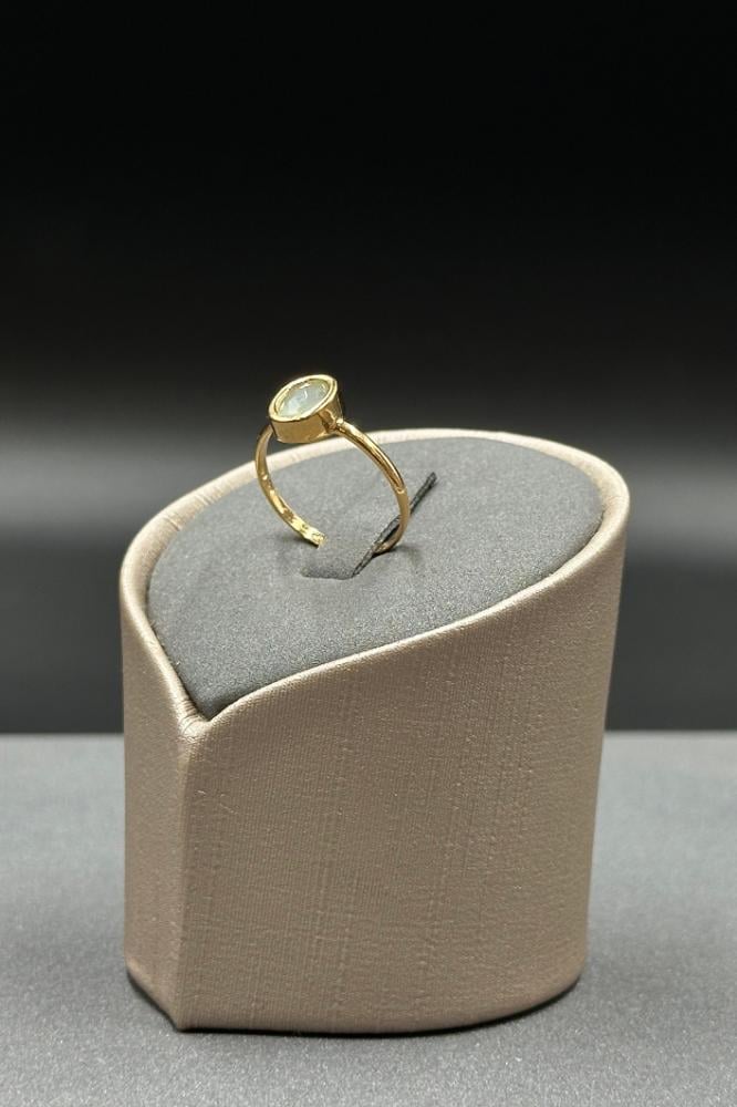 خاتم ذهب عيار 21 بفص اخضر اللون فخم لأطلالة جذابة