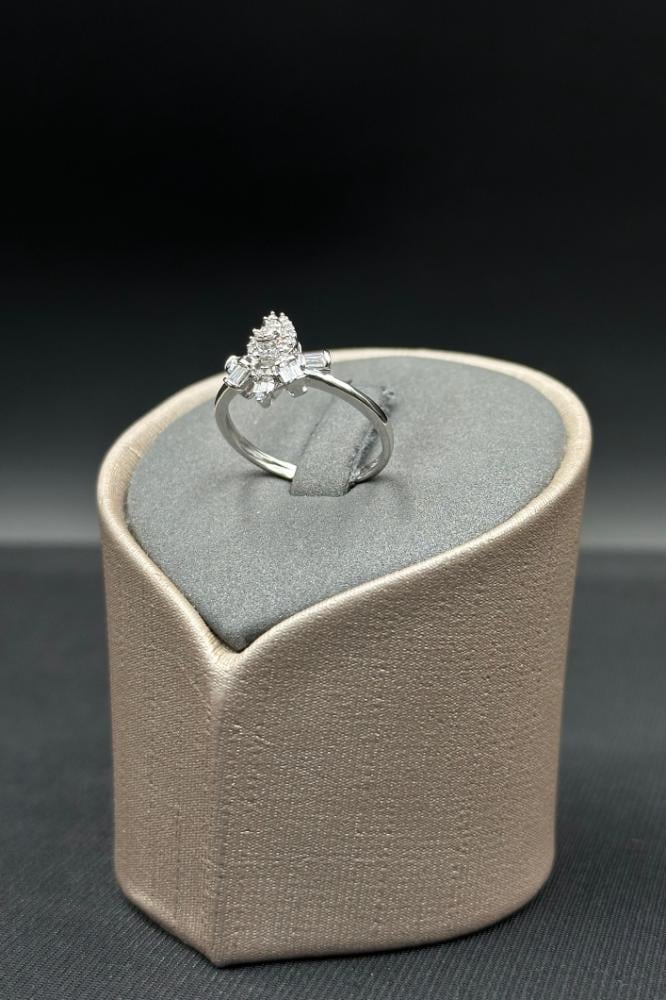 خاتم الماس وزن الذهب : 2.32 جرام وزن الألماس : 0.24 قيراط