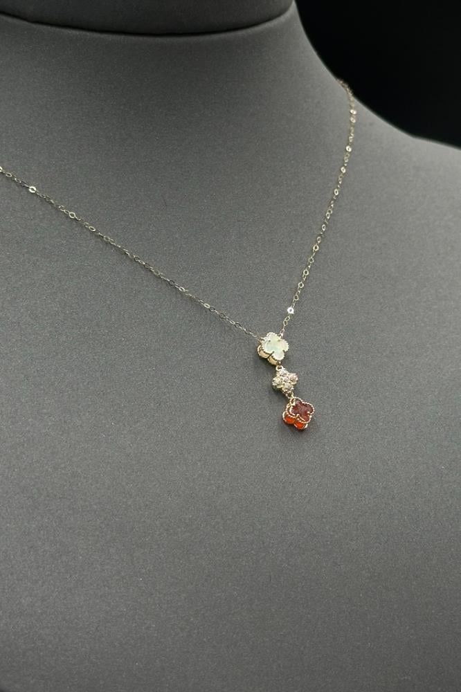 عقد وردتين لون احمر ذهب تصميم الماس