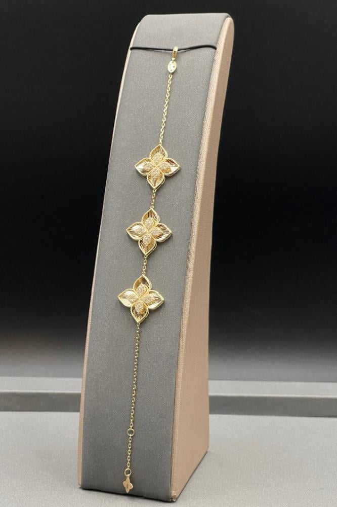 اسوارة ذهب فخمة عيار 18 تصميم ثلاثة وردات الماسي ماركة عالمية