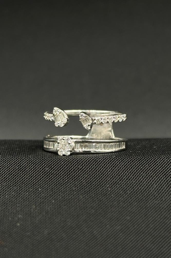 خاتم الماس وزن الذهب : 3.14 جرام وزن الألماس : 0.71 قيراط