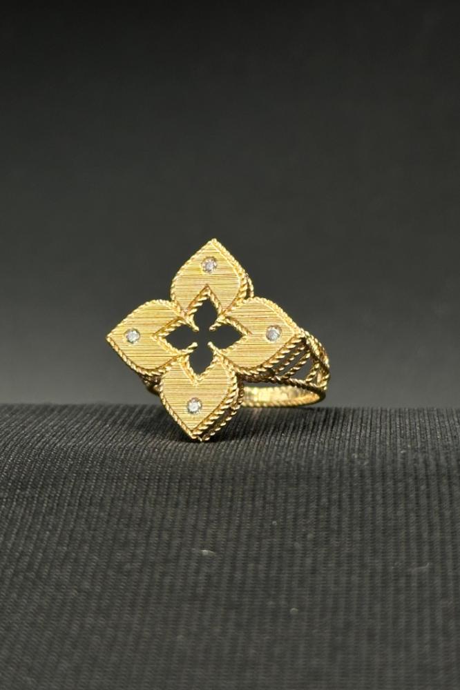 خاتم وردة ذهب تصميم الماس عيار 18 وزن من 2.8 الى 2.9 جرام