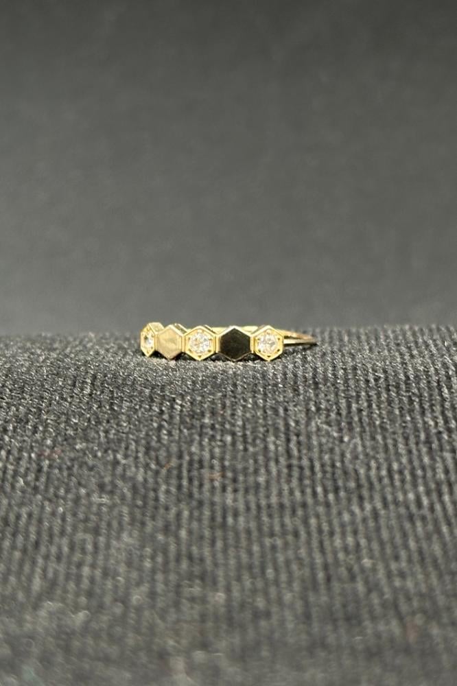 خاتم خلية ذهب تصميم الماس عيار 18 وزن من 0.7 الى 0.8 جرام