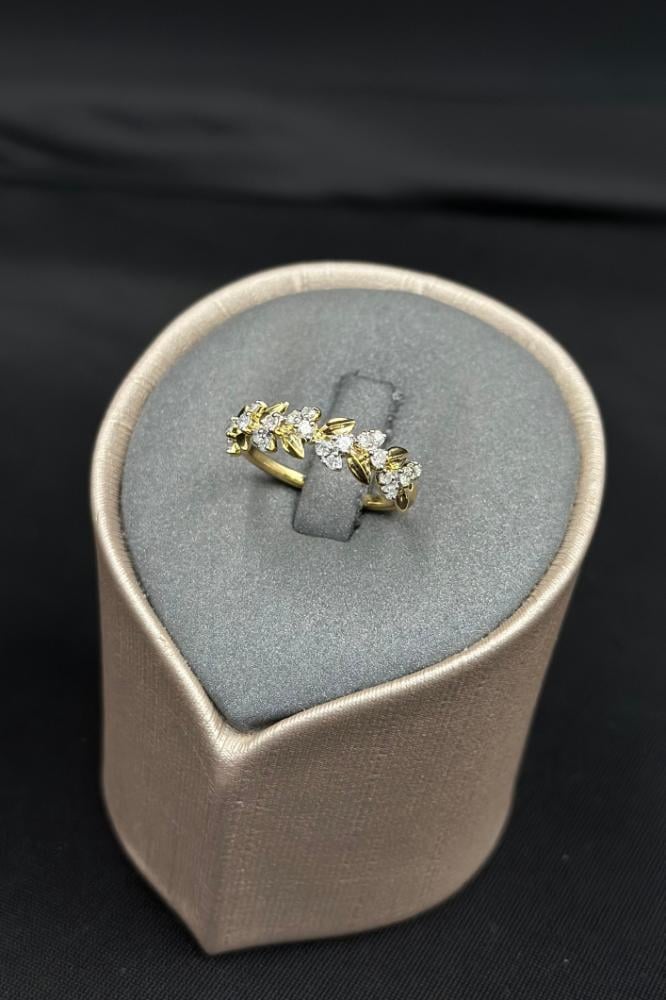 خاتم الماس وزن الذهب : 2.98 جرام وزن الألماس : 0.38 قيراط