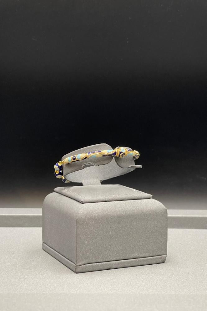 اسوارة ذهب عيار 21 بتصميم هندي ملون باناقة فاخرة بوزن 10,3 جرام