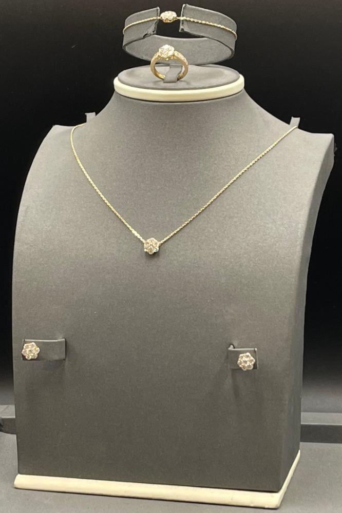 طقم وردة ذهب تصميم الماس