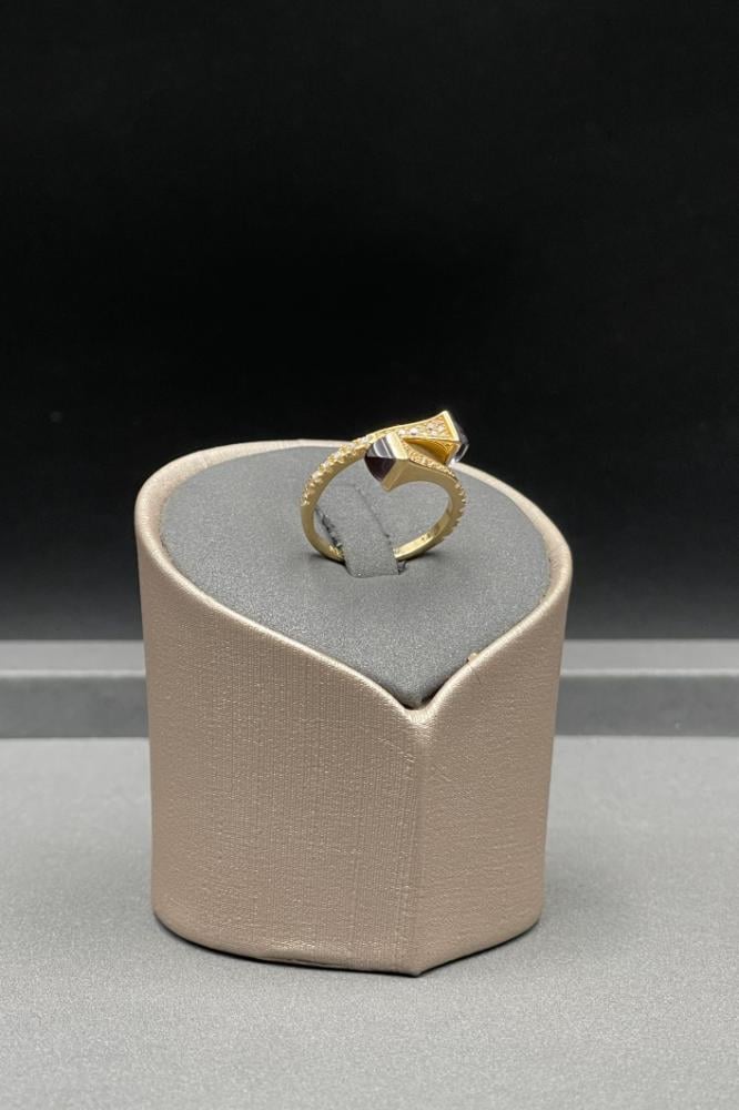 خاتم ذهب تصميم الماس مع فص بنفسجي