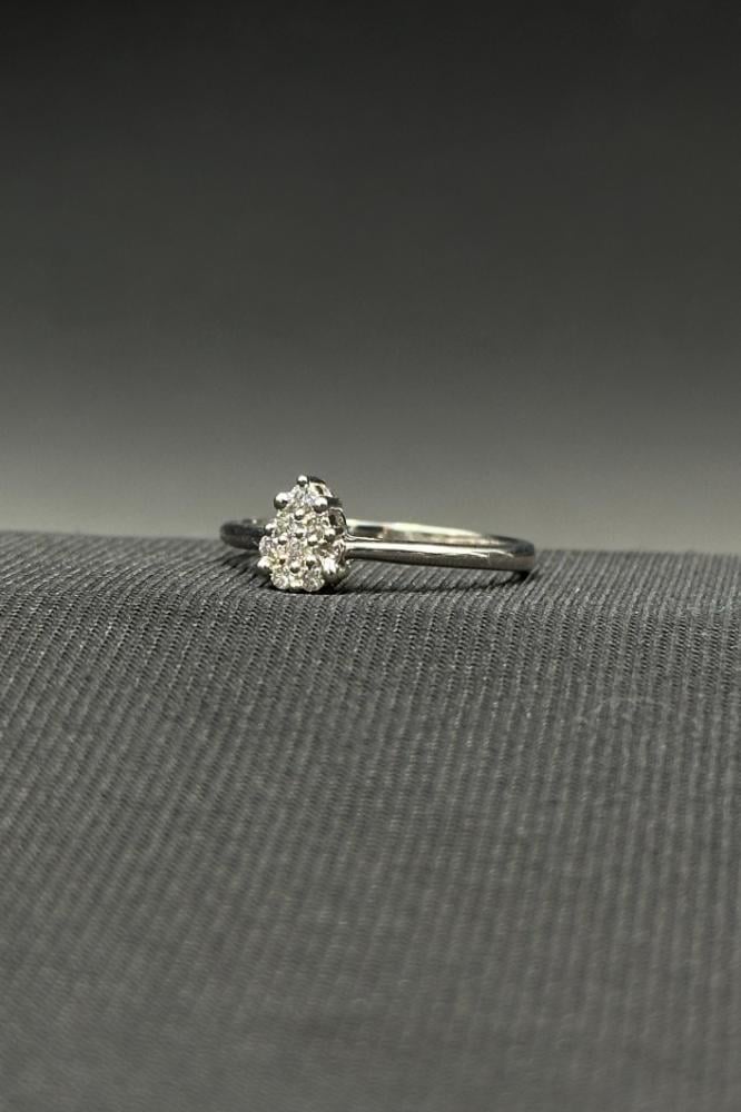 خاتم الماس على شكل جوهرة وزن الذهب : 1.73 جرام وزن الألماس : 0.149 قيراط