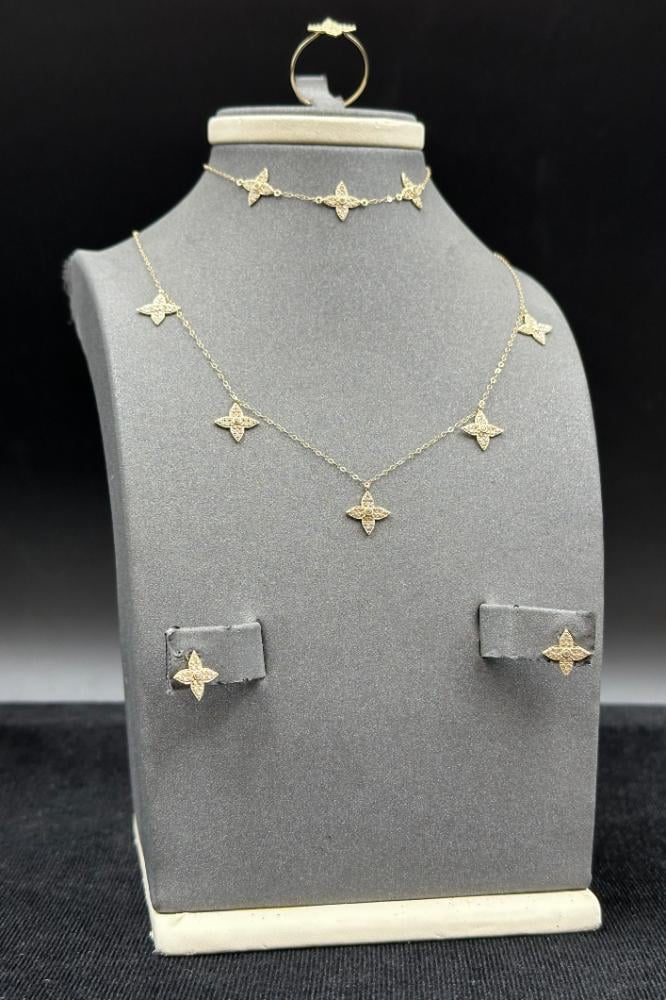 طقم نجمة ذهب تصميم الماس عيار 18 وزن من 3.6 الى 3.7 جرام انيق