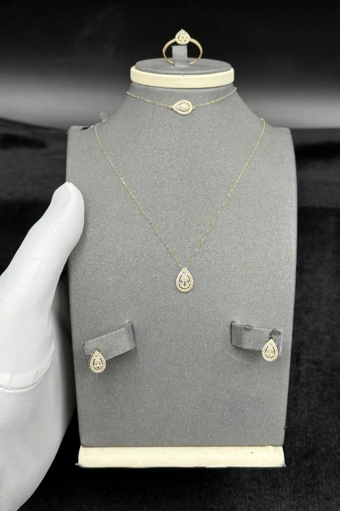 طقم دمعة ذهب فخم بتصميم الماس عيار 18 وزن من 2.8 الى 2.9 جرام