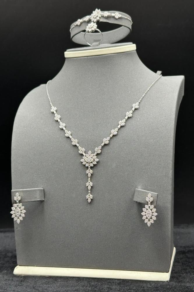 طقم ذهب ابيض تصميم الماس عيار 18 وزن 16 جرام