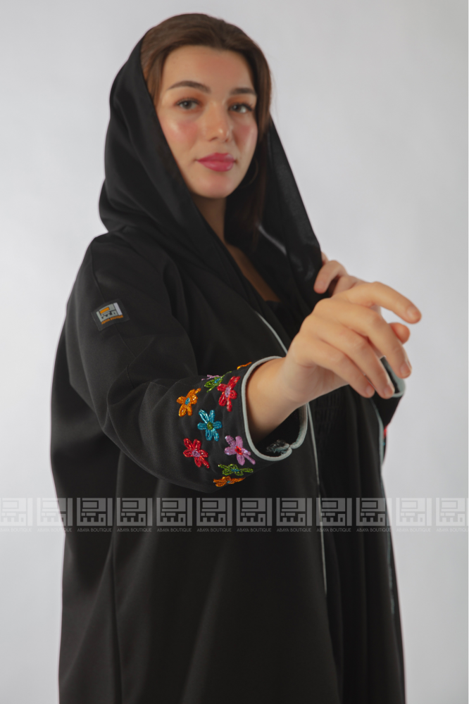 عباية سوداء بتطريز ورد خرزي ملون