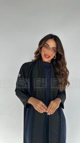 عباية سوداء بتداخل اللون الكحلي بتطريز مميز بقصة ر...