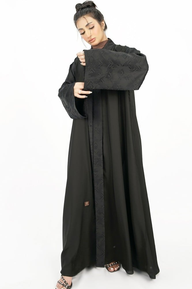 عباية سوداء بطبقة من الخلف