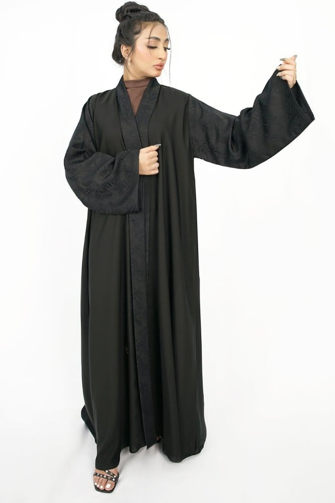 عباية سوداء بطبقة من الخلف