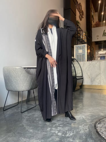 عباية بتطريز من الأمام