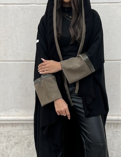 عباية أسود وزيتي بالأكمام