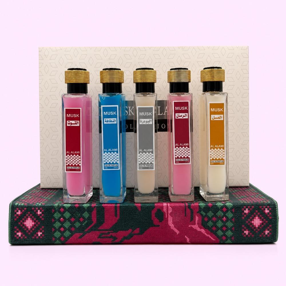 عبوات مجموعة عطور المسك من العالمي للعود أمام صندوق المجموعة