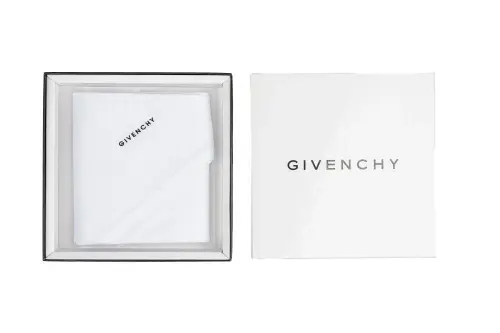 شماغ جيفنشي الأبيض اخر اصدار 2026