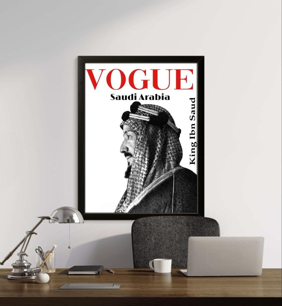 لوحة الملك عبدالعزيز الجدارية معروضة في ديكور مكتبي لإظهار تناسقها