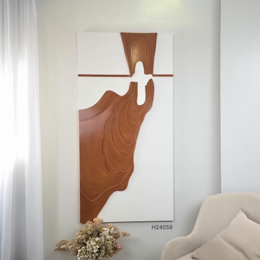 لوحة جدارية خشبية بتصميم يتكون من طبقات على جانب اللوحة بلون بني طيني