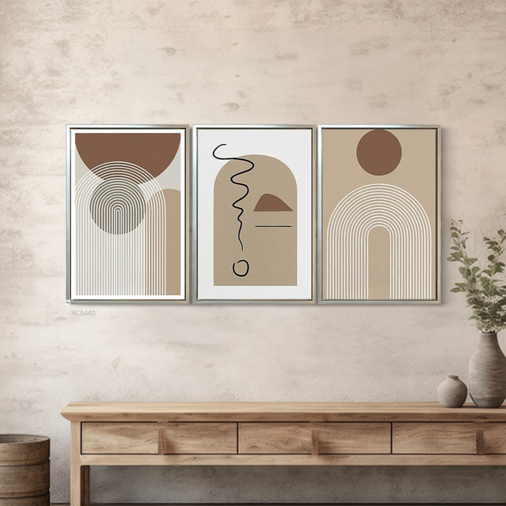 لوحة جدارية تصور اشكال هندسية بتدرجات البيج والبني