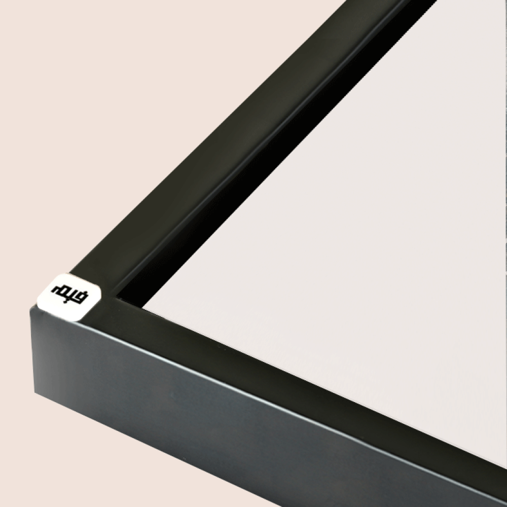 لوحة جدراية تصور الة قهوة كبيرة واشخاص بتدرجات الاسود والابيض