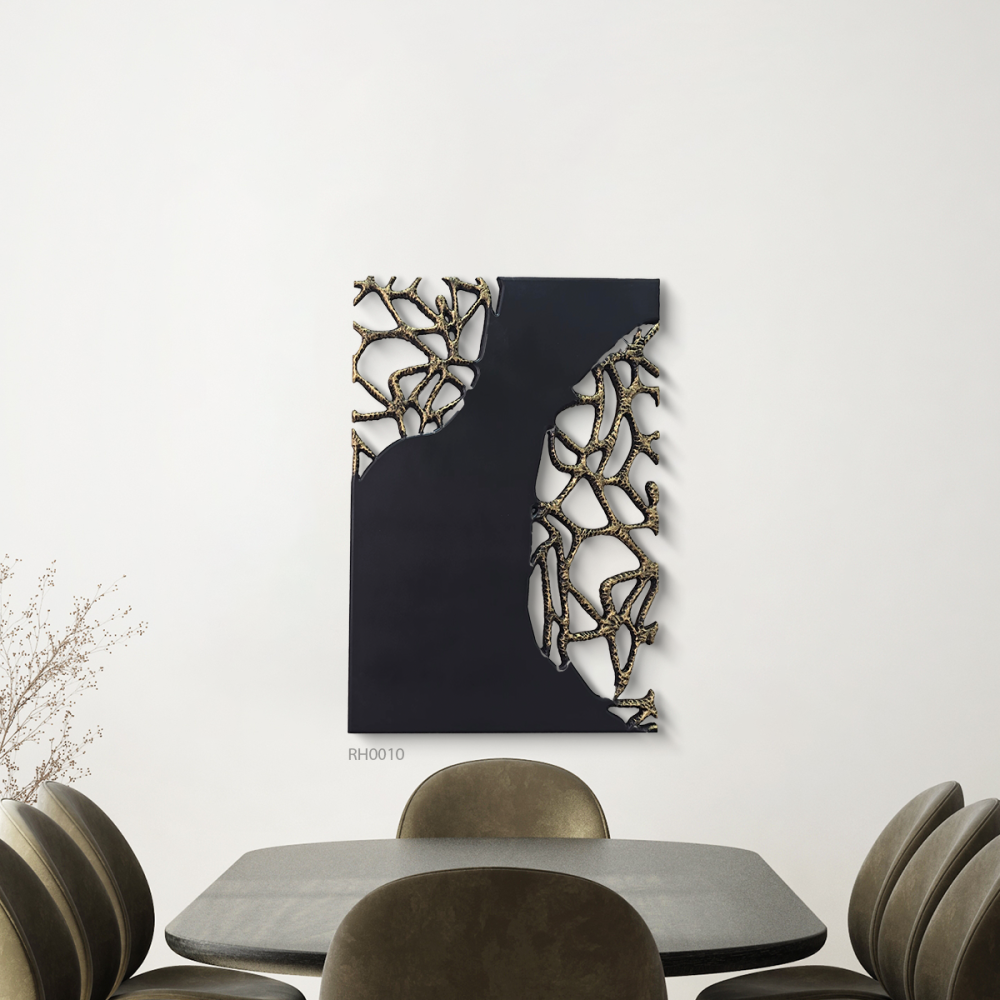 لوحة جدارية خشبية سوداء بنقشة أغصان ذهبية – تصميم جريء يمنح جدارك حضور عصري فاخر