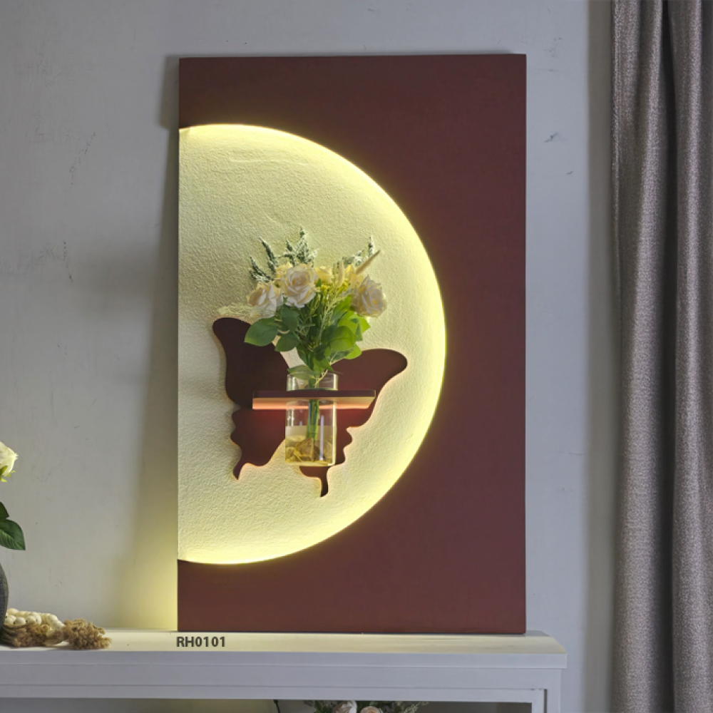 لوحة جدارية خشبية مضيئة بتدرجات الاحمر تتوسطها فراشة