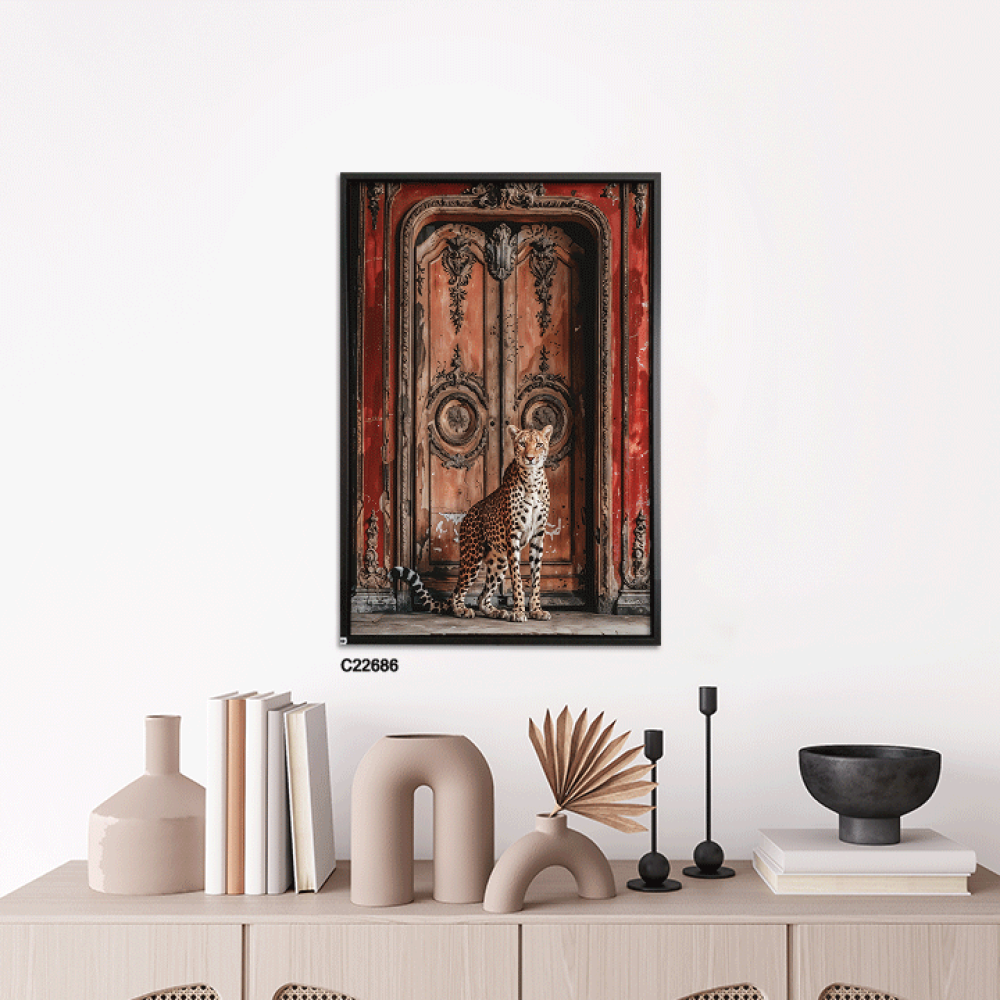 لوحة جدارية كانفس تصور فهد وفي خلفه باب خشبي قديم