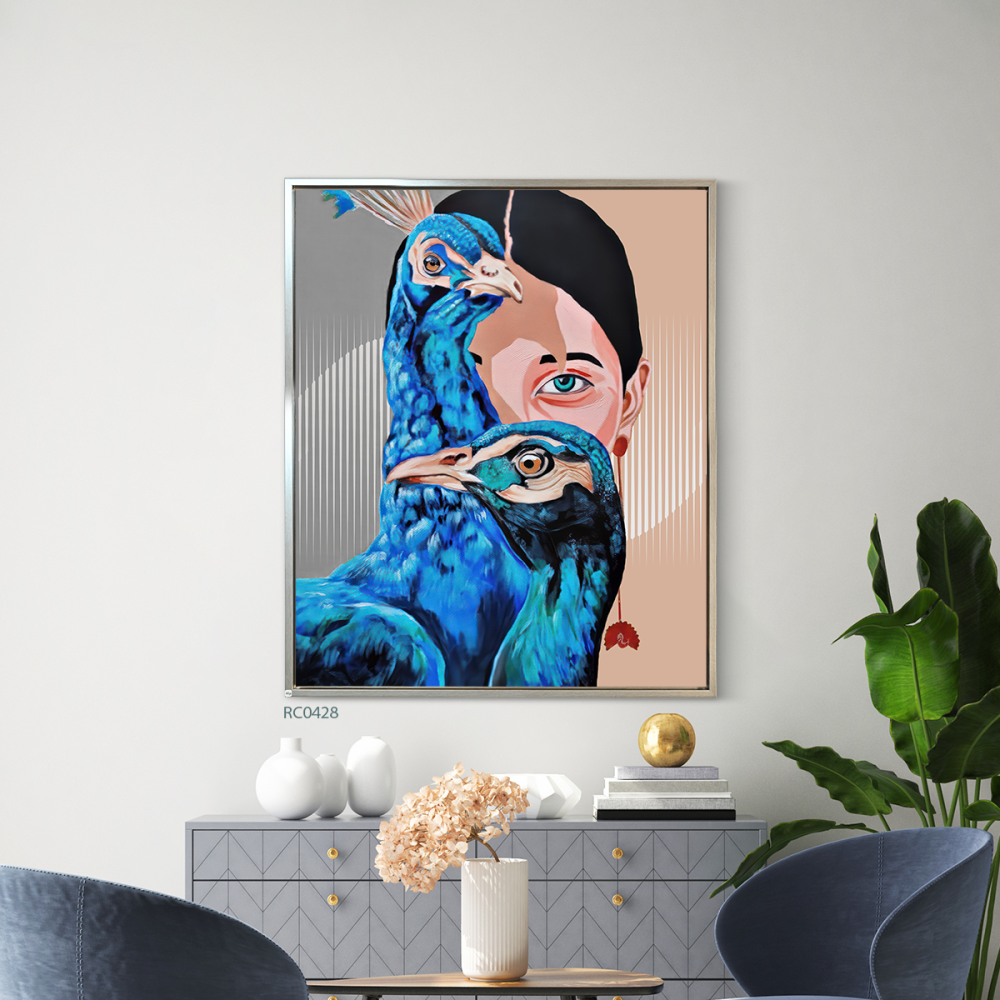 لوحة جدارية كانفس تصور فتاة وطوَاوِيسُ بتدرجات الارزق والبيج والرمادي