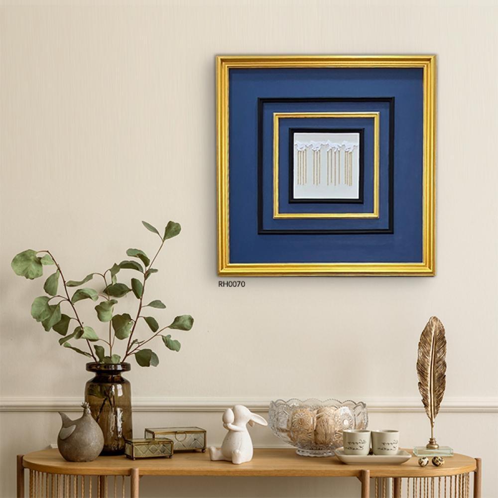 لوحة جدارية خشبية فاخرة مربعة بخلفية زرقاء عميقة وإطارات ذهبية وسوداء