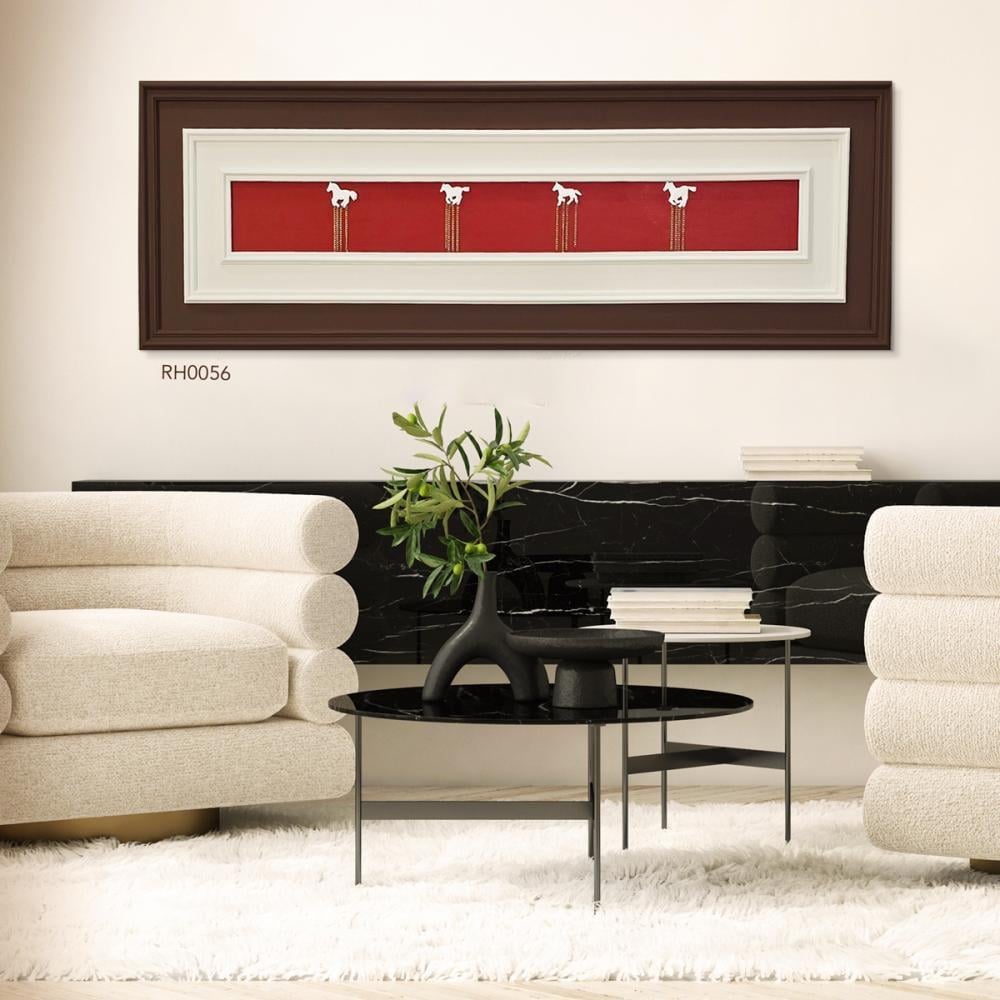 لوحة جدارية خشبية فاخرة بانورامية بإطارات بنية وبيضاء تتوسطها خيول بيض