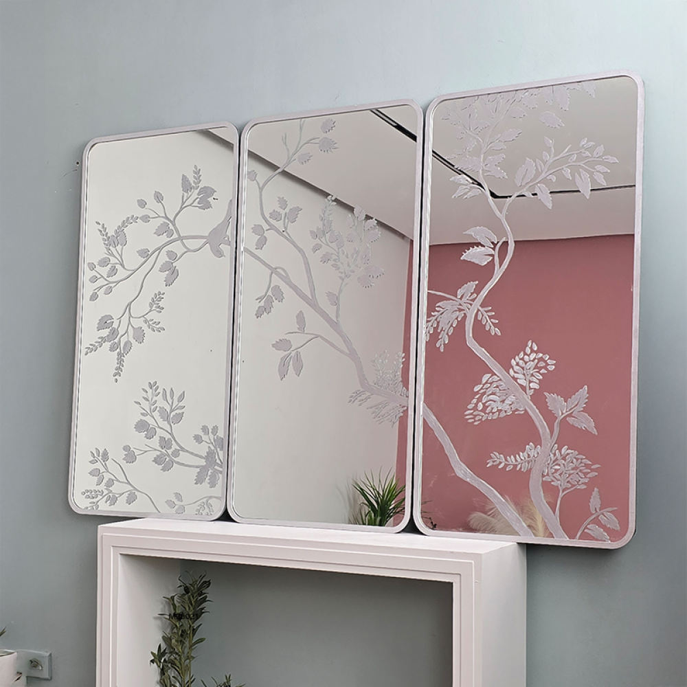 ثلاث مرايا جدارية بإطار فضي ونقوش نباتية مرسومة
