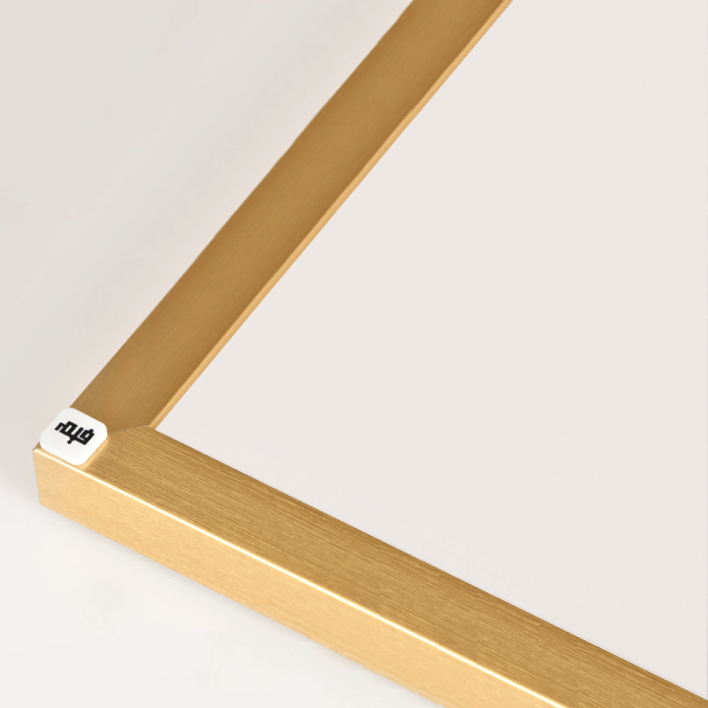 لوحة جدراية تصور الة قهوة كبيرة واشخاص بتدرجات الاسود والابيض